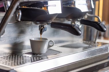 Espresso makinesi kafeteryada kahve yapıyor.