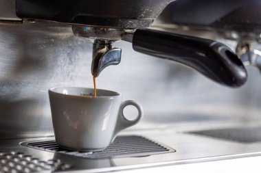 Espresso makinesi kafeteryada kahve yapıyor.