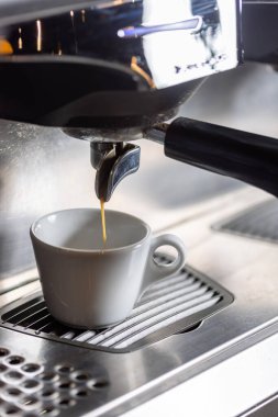 Espresso makinesi kafeteryada kahve yapıyor.
