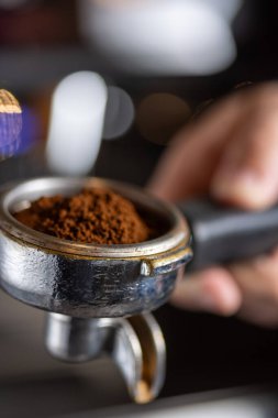 Portafilter sepetinde öğütülmüş kahve.
