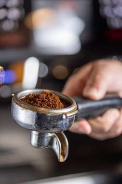 Profesyonel barmen kafe barında mükemmel bir kapuçino hazırlıyor.