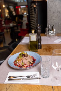 Taze ve renkli füme ördek salatası, nar ile süslenmiş.