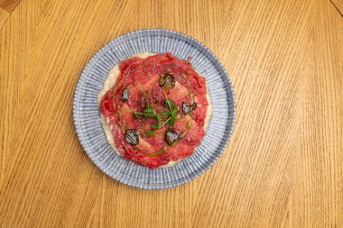 Yer mantarı yağlı sığır eti carpaccio üst görünüm