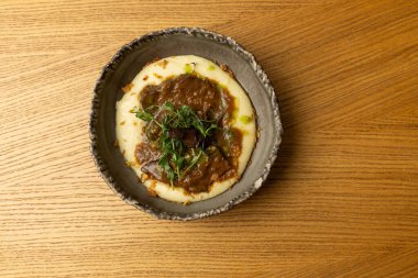 Wagyu sığır eti yanakları kremalı mantar sosu ve patates püresi.