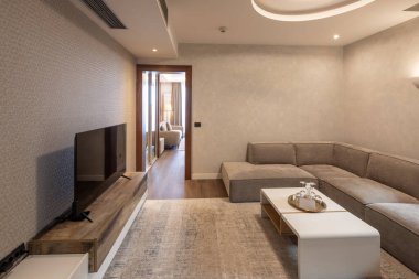 Rahat kanepeli modern bir otel odası.