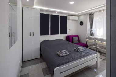 Çalışma alanı olan modern bir yatak odası.