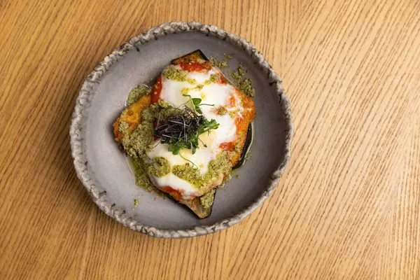 Çıtır tavuk, zengin votka sosu ve erimiş mozzarella peynirli fesleğen ve pesto.