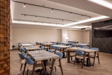 Büyük, modern bir otel restoranının içinde.