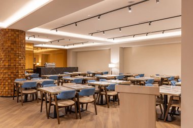 Büyük, modern bir otel restoranının içinde.