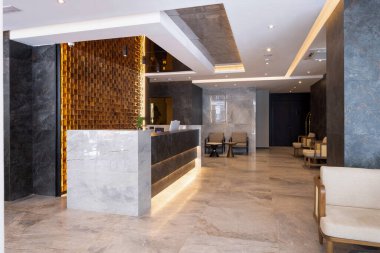 Modern otel resepsiyonu dekoratif ahşap duvarlı.