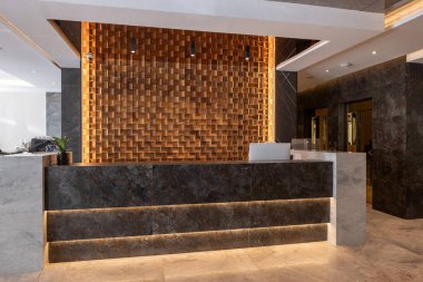 Ahşap duvarlı modern otel resepsiyonu