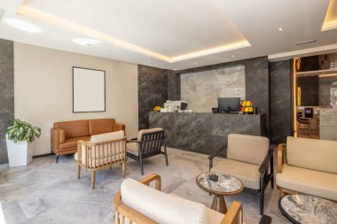 Mermer duvarlı bir otel kafesinin içinde.