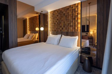 Modern Çift Yataklı Otel Odası İçi