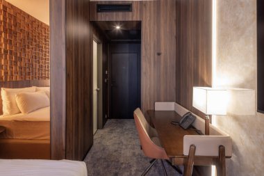 Otel odasının iç çalışma masası alanı
