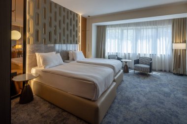 Modern bir otel odası.