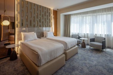 Sabah modern bir çift kişilik oda.