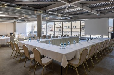 Oteldeki bir konferans odasının içinde.