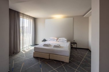 Modern bir otel odası.