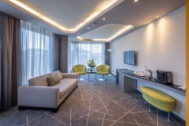 Çağdaş mobilyaları olan modern bir otel odası.