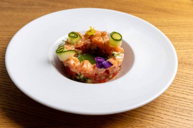 Garnitürlü gurme somon tartar.