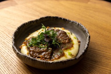 Yumuşak Wagyu sığır eti yanakları kremalı mantar sosu ve patates püresi.
