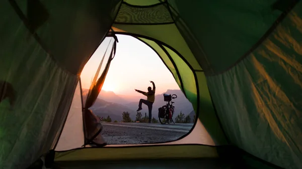 Çadırda Konaklayan Bisikletçi — Stok fotoğraf