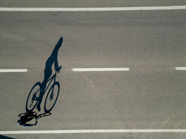 Radfahrer Und Sein Schatten Auf Der Autobahn — Stockfoto