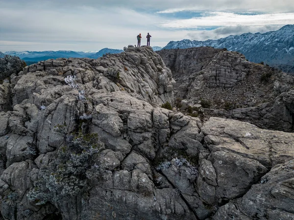 Yılın Ilk Kar Yağışı Ile Alışılmadık Dağlarda Keşifler Macerasına Tırmanıyorlar — Stok fotoğraf
