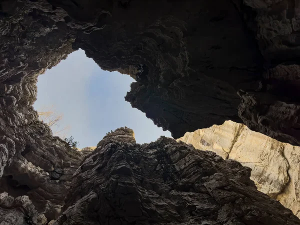 空を見下ろす深い穴からの眺め — ストック写真