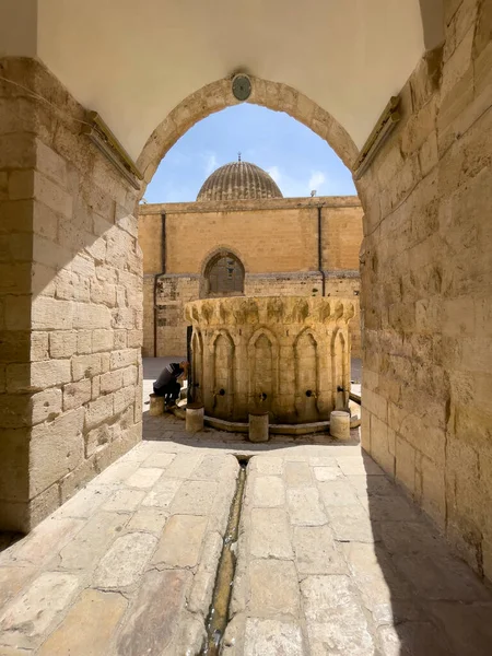 从马尔丁古城清真寺和庭院的细节 — 图库照片