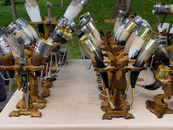 Χειροποίητες Κούπες Viking Horn Δερμάτινες Λουρίδες Ποτήρι Κρασιού Μπύρας Φωτογραφία Αρχείου