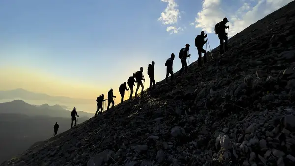 Group Compatible Friends Climbers Hiking Summit Sunrise Fotos De Stock