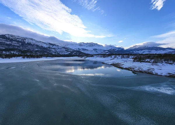 Ηλιοβασίλεμα Στην Παγωμένη Λίμνη Υπέροχη Φύση Και Υπέροχα Βουνά Μεγάλη — Φωτογραφία Αρχείου