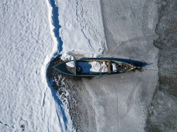 渔船在结冰的湖边等待解冻 — 图库照片