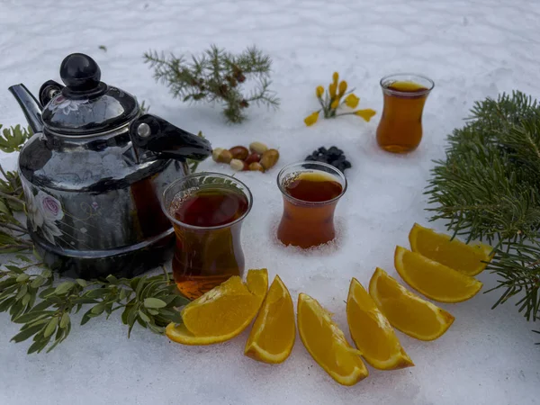 ナッツとお茶と春の季節の楽しみのコンセプト — ストック写真
