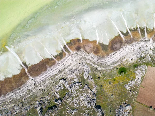 ブルドゥール地方の珍しいソーダ湖や湖の岸のパターンとライン — ストック写真