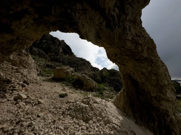 生命の痕跡と神話の伝説を持つ神秘的な洞窟 — ストック写真