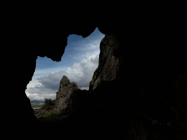 有生命痕迹和神话传说的神秘洞穴 — 图库照片