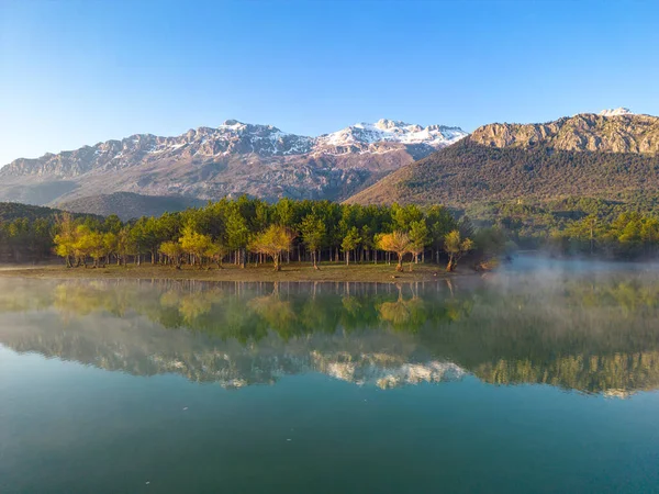 Magnífica Textura Encantadora Lago Puede Reflejos Maravillosas Vistas Místicas — Foto de Stock