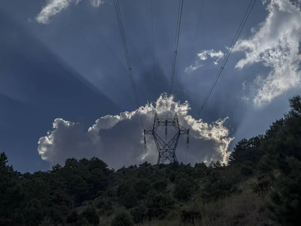 Bieguny Wysokiego Napięcia Biegnące Przez Las Wspaniałe Widoki Niebo — Zdjęcie stockowe