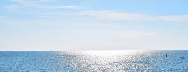 Okyanus ve denizin güzel manzarası. Arka planda bir sürü mavi gökyüzü var.