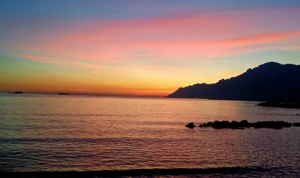 Denizin üzerinde gün batımı