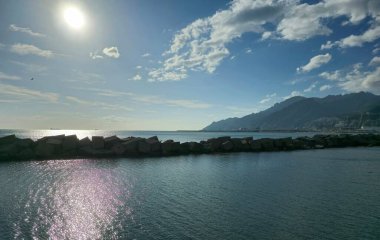 Deniz kıyısının güzel manzarası