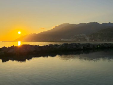 Sahilde gün batımı