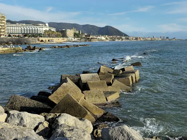 Deniz kıyısının güzel manzarası