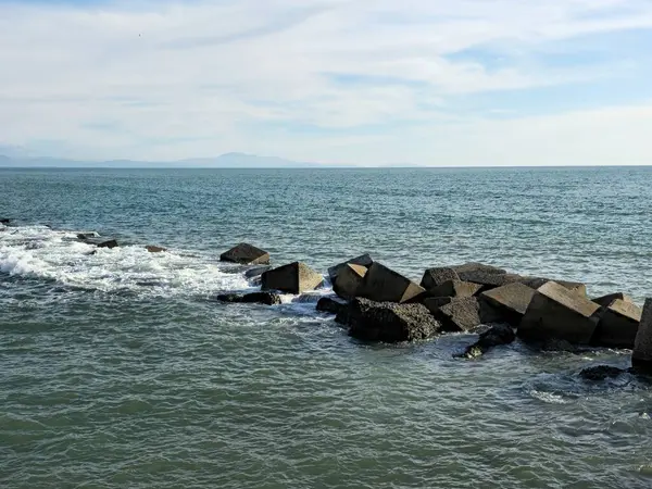 Deniz kıyısının güzel manzarası