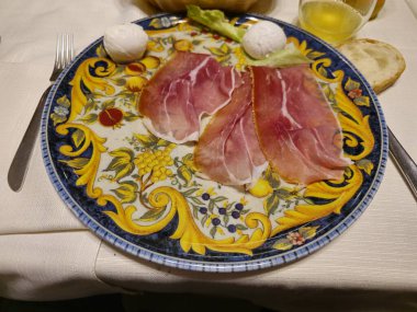 İtalyan makarnası, jambonlu ve peynirli.