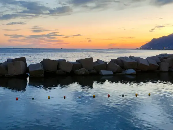 Denizin üzerinde güzel bir gün batımı. Doğa