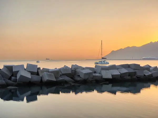 Denizin üzerinde gün batımı