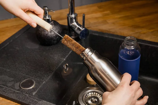 Washing Reusable Drinking Bottle Coconut Fiber Bottle Cleaning Brush Home — Stock Photo, Image